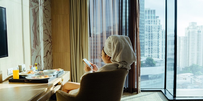 What are the benefits of staying in the hotel, along with the tips to book the best one?